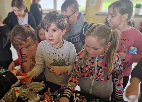 uczniowie podczas kiermaszu garażowego