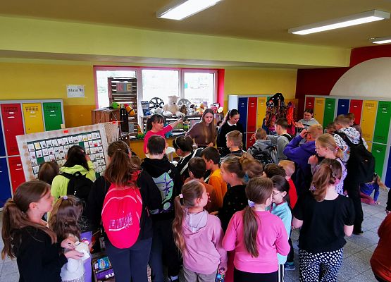 uczniowie podczas kiermaszu garażowego