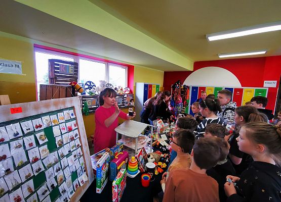 uczniowie podczas kiermaszu garażowego