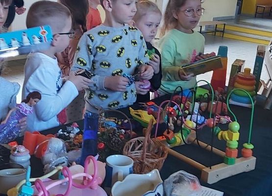 uczniowie podczas kiermaszu garażowego