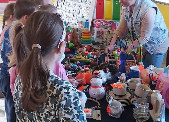 uczniowie podczas kiermaszu garażowego