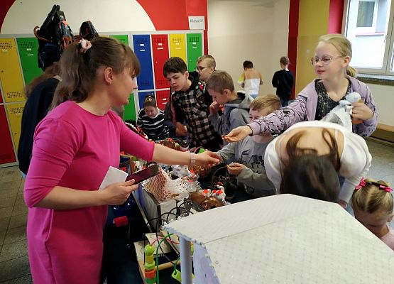 uczniowie podczas kiermaszu garażowego