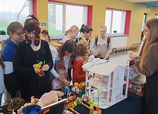 uczniowie podczas kiermaszu garażowego