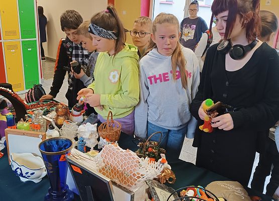 uczniowie podczas kiermaszu garażowego