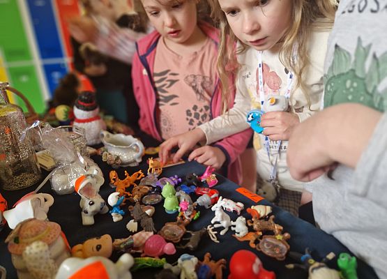 uczniowie podczas kiermaszu garażowego