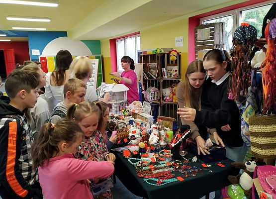 uczniowie podczas kiermaszu garażowego