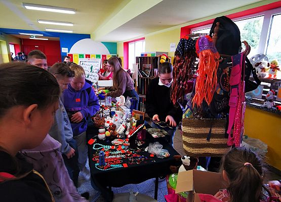 uczniowie podczas kiermaszu garażowego