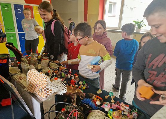 uczniowie podczas kiermaszu garażowego