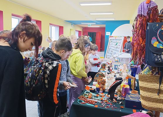 uczniowie podczas kiermaszu garażowego