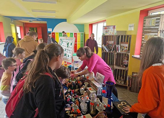 uczniowie podczas kiermaszu garażowego