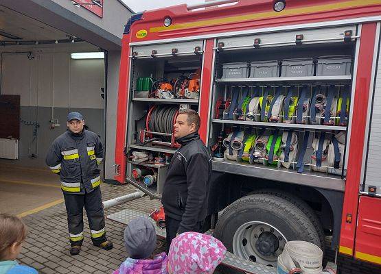 strażacy prezentują sprzęt