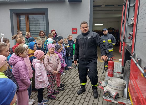 strażacy prezentują sprzęt