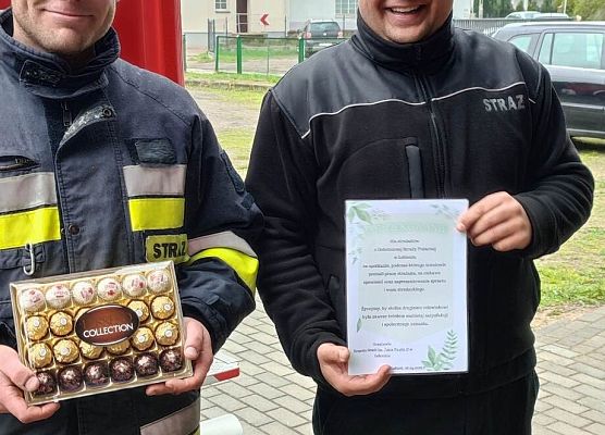strażacy prezentują podziękowania