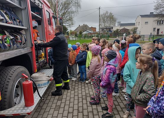 strażacy prezentują sprzęt