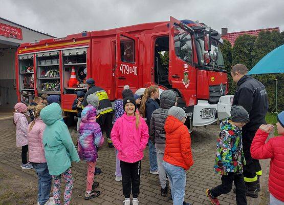 strażacy prezentują sprzęt