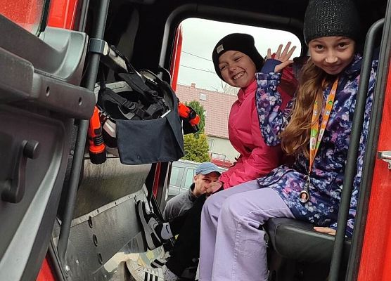 uczniowie w wozie strażackim