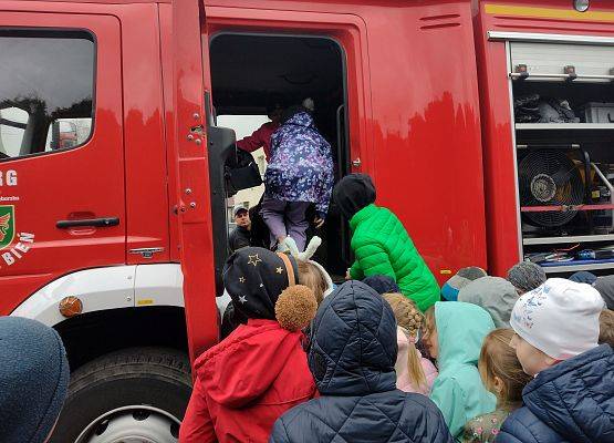 uczniowie oglądają samochód strażacki