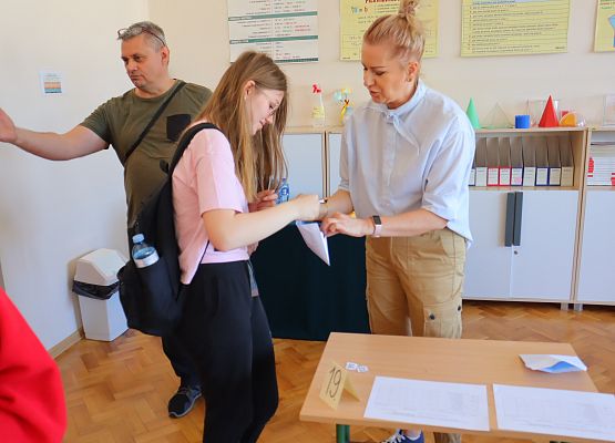 uczennica losuje numerek