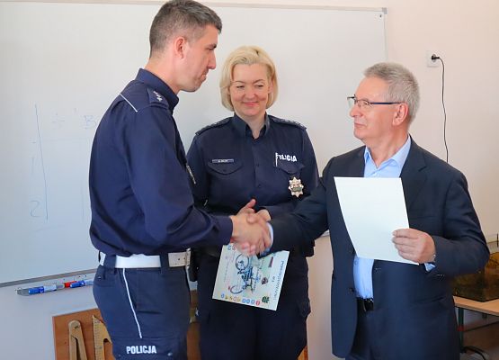 Wójt Gminy Nowa Wieś Lęborska wręcza podziękowanie