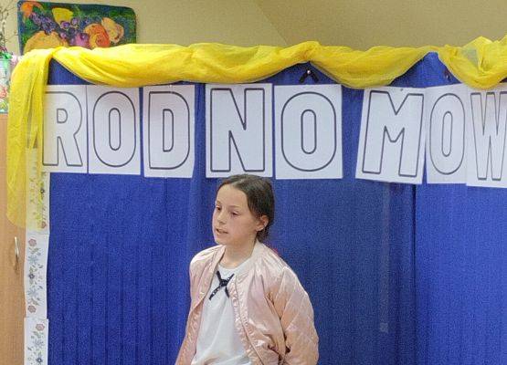 uczennica w stroju kaszubskim