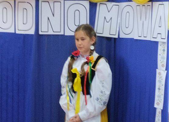 uczennica w stroju kaszubskim
