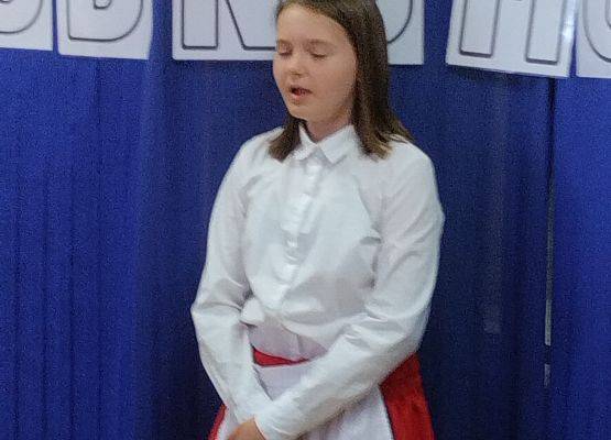 uczennica w stroju kaszubskim