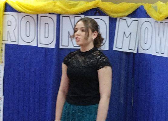 uczennica recytuje wiersz