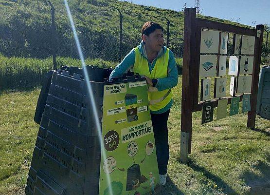 pracownica zakładu opowiada o kompostowniku