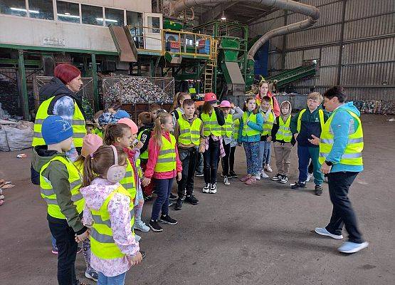 uczestnicy wycieczki na terenie zakładu wysypiska