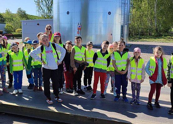 uczestnicy wycieczki na terenie zakładu wysypiska