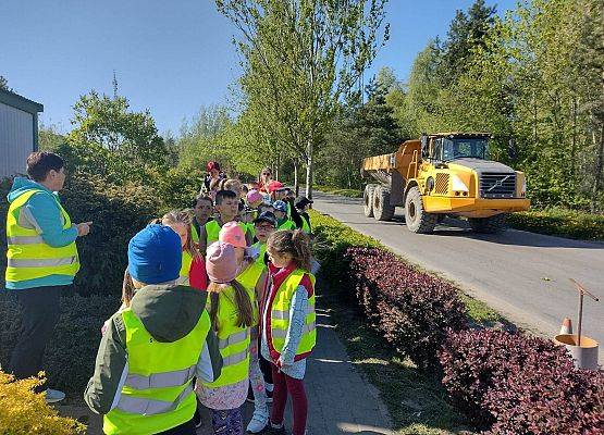 uczestnicy wycieczki na terenie zakładu wysypiska