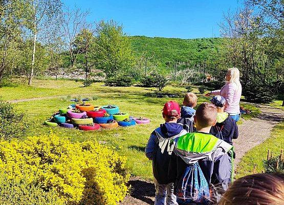 uczestnicy wycieczki na terenie zakładu wysypiska