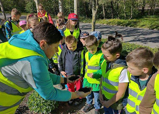 uczniowie oglądają kompostownik