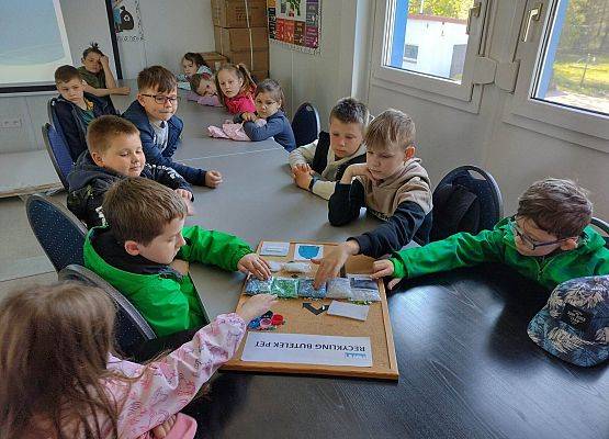 uczniowie podczas zajęć o ekologii