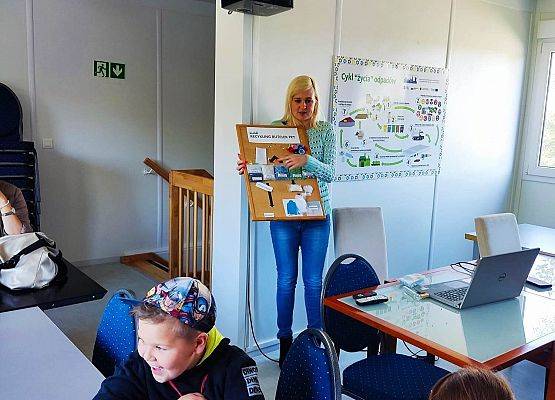 uczniowie podczas zajęć o ekologii