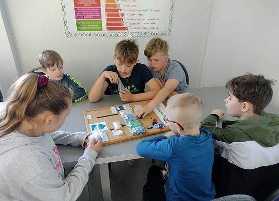 uczniowie podczas zajęć o ekologii