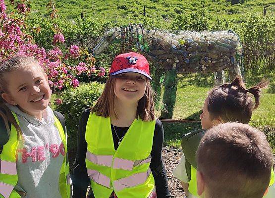 uczestnicy wycieczki na terenie zakładu wysypiska