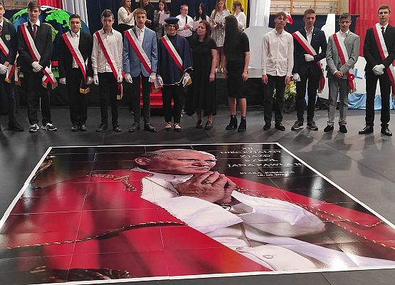 sztandary innych szkół i puzzle z Janem Pawłem II