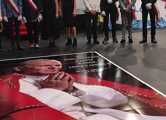 sztandary innych szkół i puzzle z Janem Pawłem II