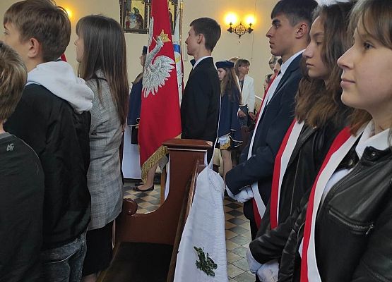 uczniowie w kościele