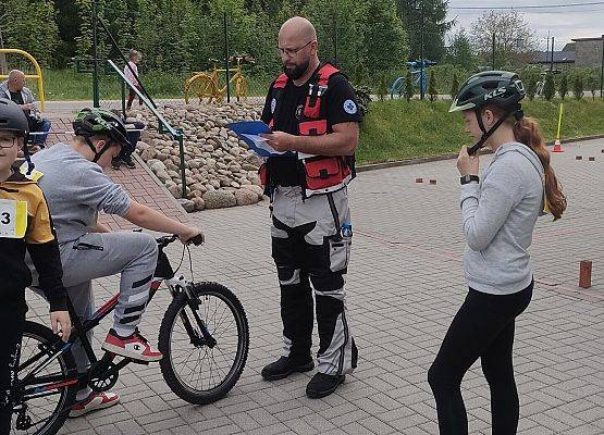 uczeń przygotowuje się do jazdy po torze