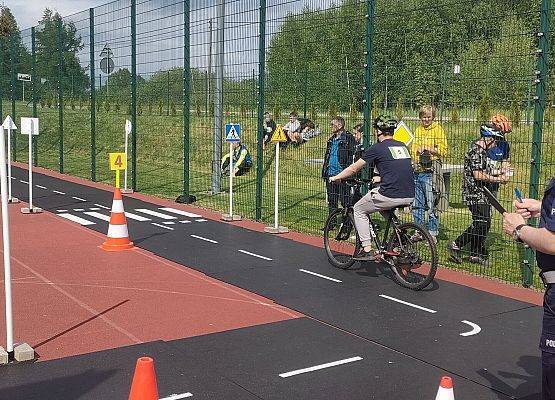 uczeń wykonuje zadania sprawnościowe