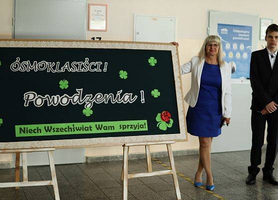 nauczycielka i uczeń przy tabl;icy