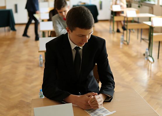 uczniowie siedzą w sali