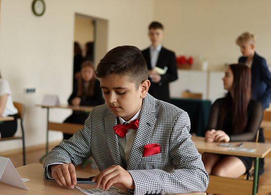 uczniowie zajmują miejsca w sali