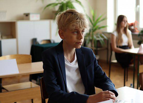 uczniowie siedzą w sali