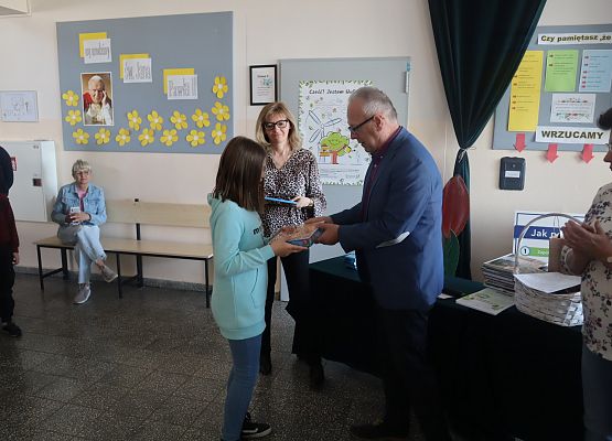 uczennica odbiera nagrodę i dyplom