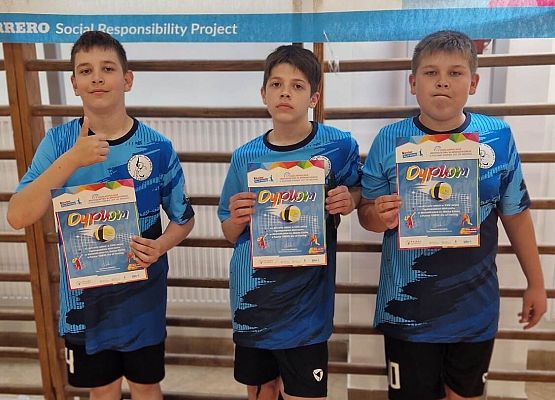 zawodnicy prezentują otrzymane dyplomy