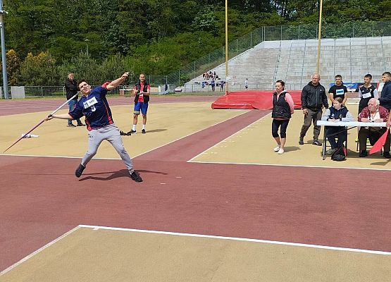 uczeń rzuca oczepem