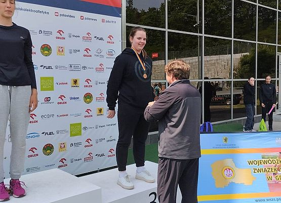 uczennica stoi na podium